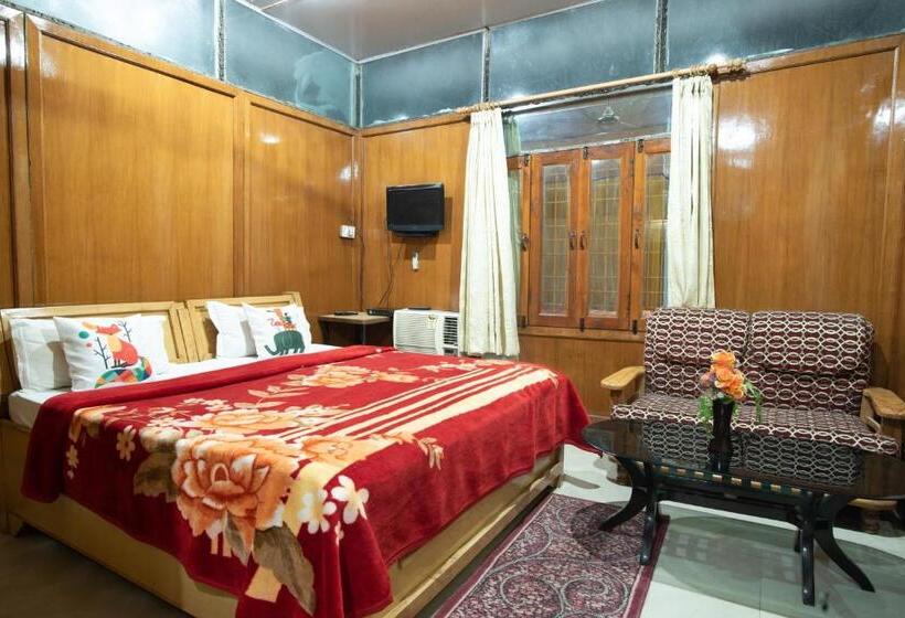 غرفة ديلوكس سرير كينج, Kalindi Nature Resort Lakhamandal