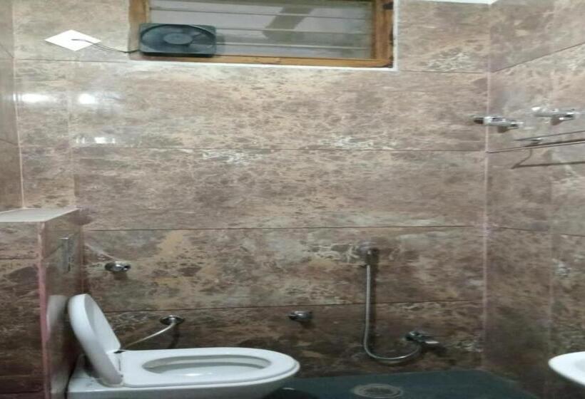 חדר קלאסי לשלושה, Oyo Hotel Paris Inn