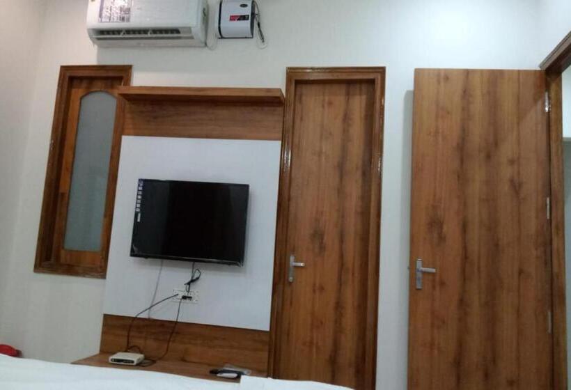 חדר קלאסי לשלושה, Oyo Hotel Paris Inn