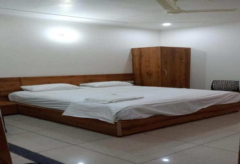 חדר קלאסי לשלושה, Oyo Hotel Paris Inn