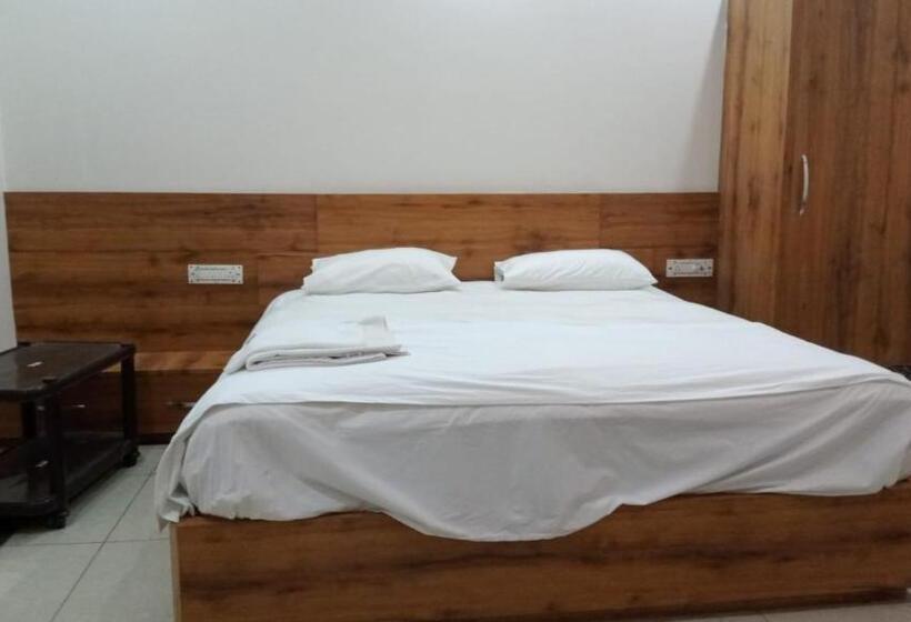 חדר קלאסי לשלושה, Oyo Hotel Paris Inn