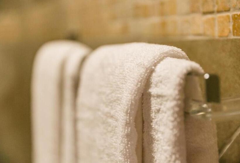 سوئیت 2 خوابه, Numero Uno Piñones