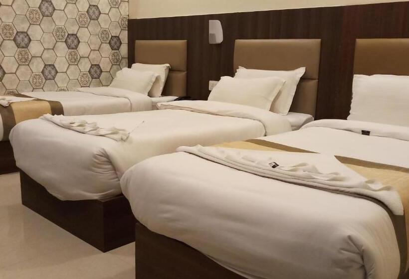 اتاق لوکس سه تخته, Saayein Residency