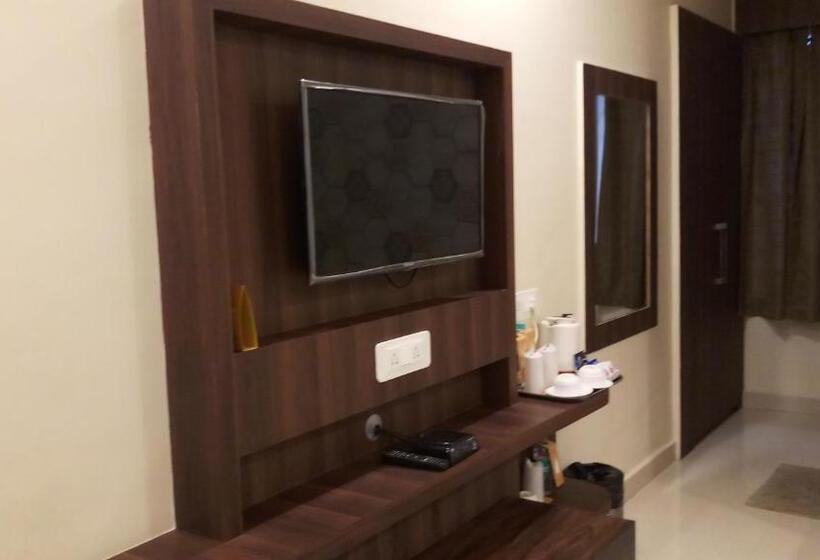 اتاق لوکس سه تخته, Saayein Residency