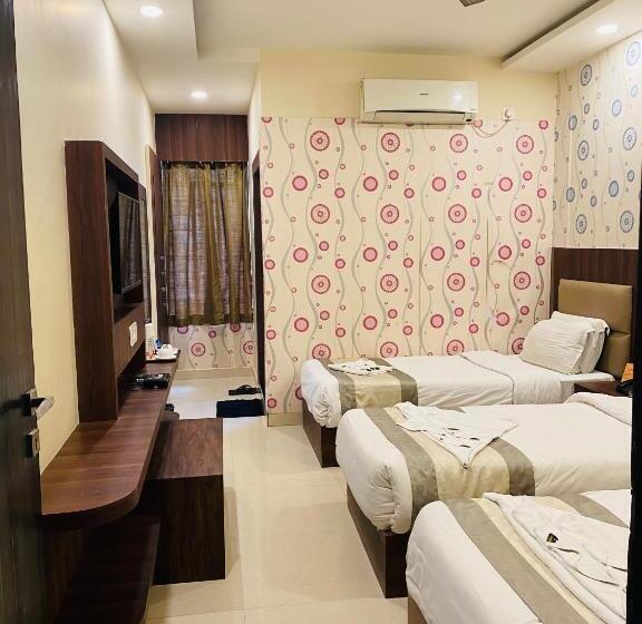 اتاق لوکس سه تخته, Saayein Residency