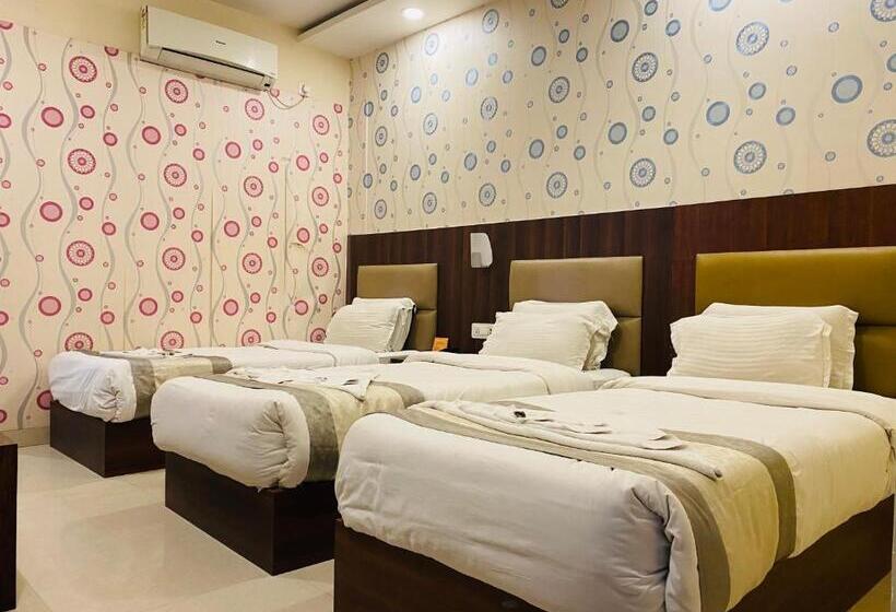 豪华三人间, Saayein Residency
