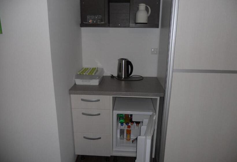 اتاق خانوادگی, Apple Line Appartments