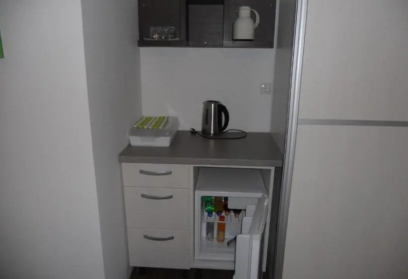 اتاق خانوادگی, Apple Line Appartments