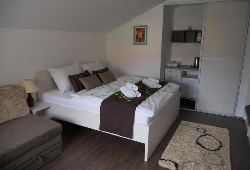 اتاق خانوادگی, Apple Line Appartments