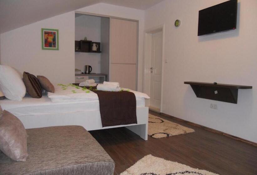 اتاق خانوادگی, Apple Line Appartments