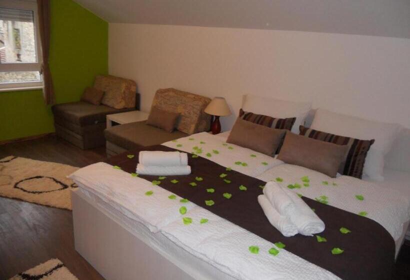 اتاق خانوادگی, Apple Line Appartments