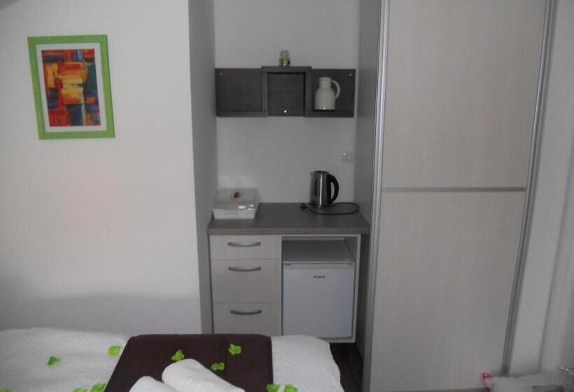 اتاق خانوادگی, Apple Line Appartments