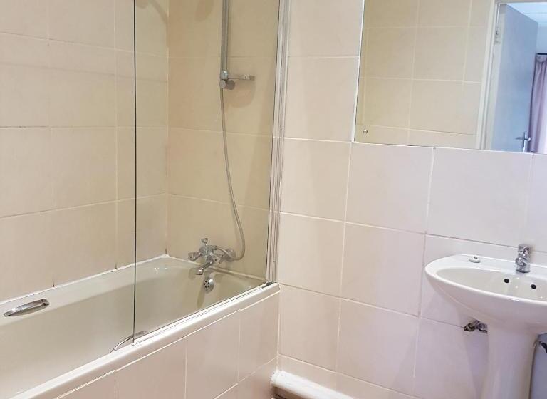 חדר סטנדרט, The Rawstornes