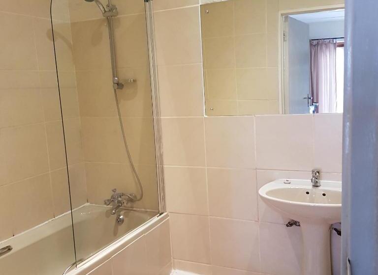 חדר סטנדרט, The Rawstornes