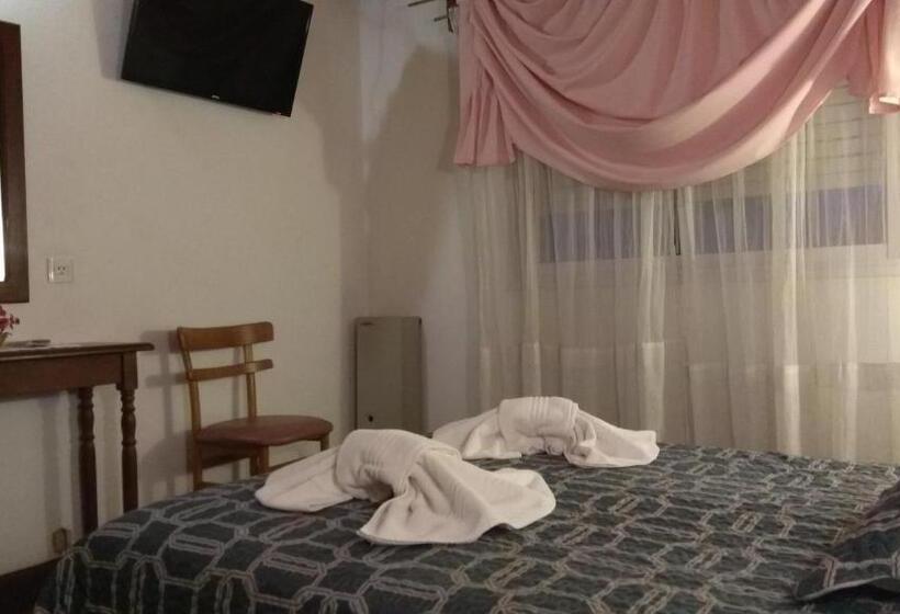 スタンダード４人部屋, Demi