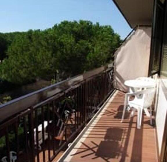 غرفة قياسية مزوَّدة بشُرفة, Lilly