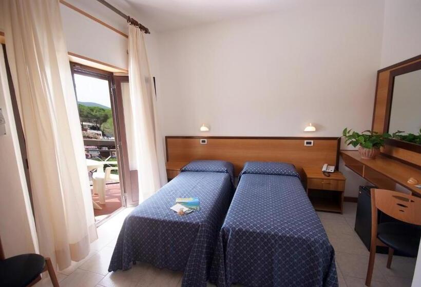 غرفة قياسية مزوَّدة بشُرفة, Lilly