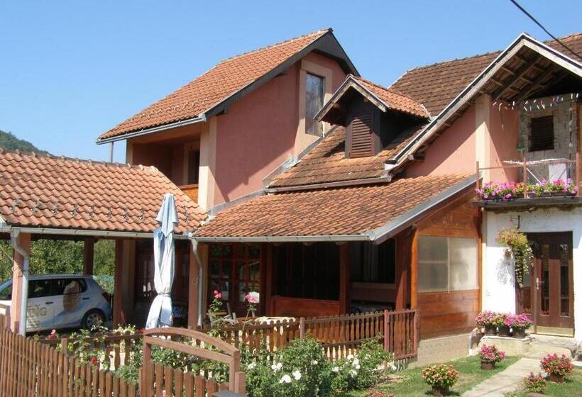 Economy Triple Room, Guesthouse Tadic