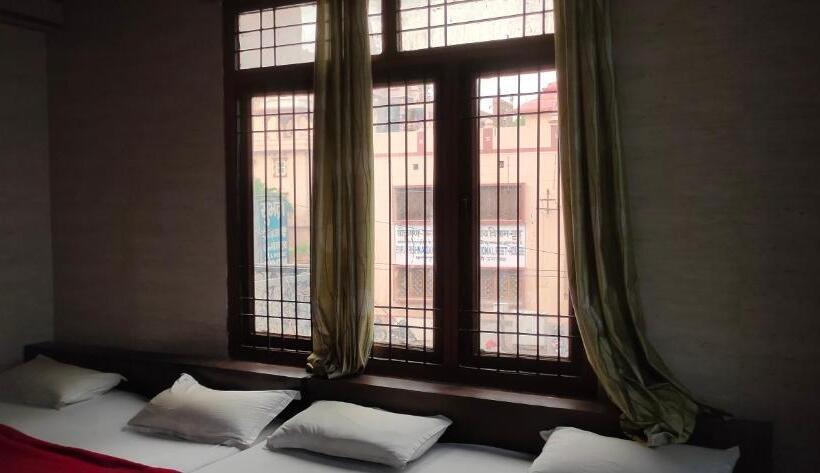 Quarto Superior Quádruplo, Shubhadra Guest House