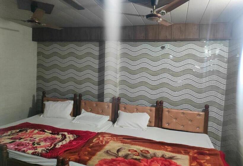 Quarto Superior Quádruplo, Shubhadra Guest House