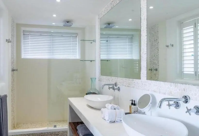Villa 3 Makuuhuonetta, Villa Santorini