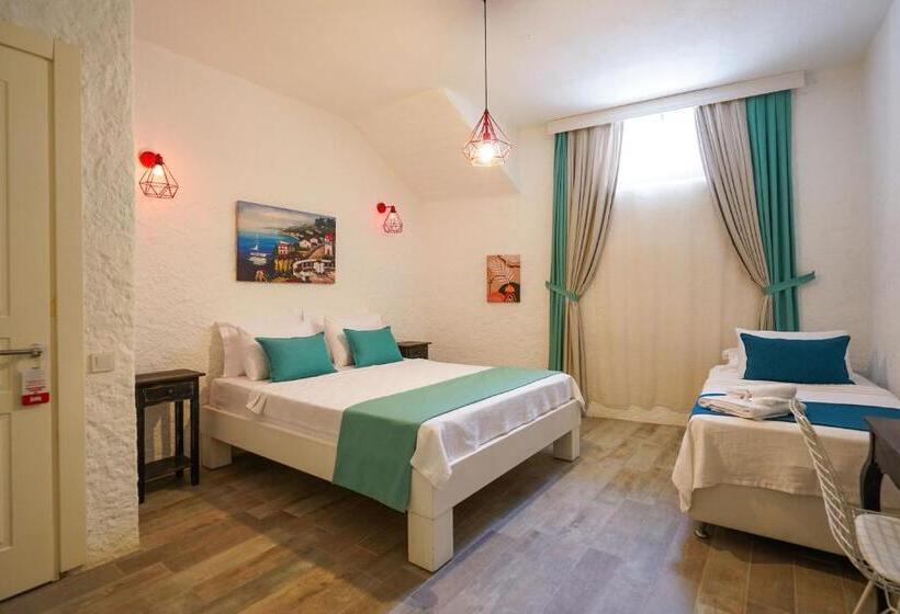 חדר אקונומי לשלושה, Portakal Cicegi Alaçatı