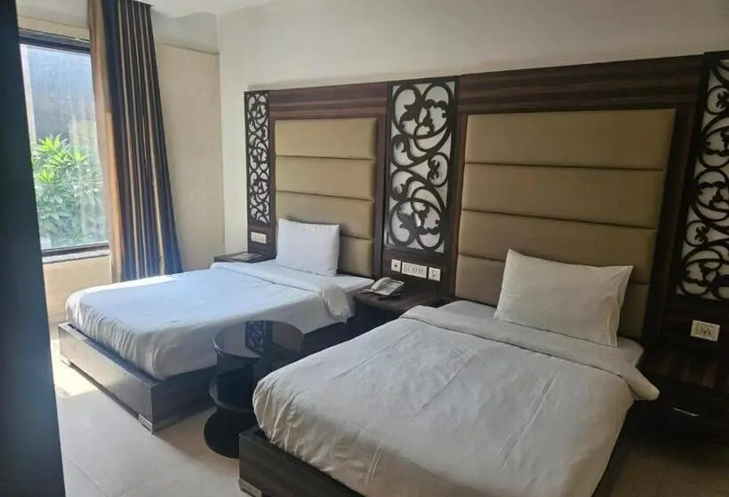 コンフォートトリプルルーム, O Delhi, Near Metro Station Karol Bagh