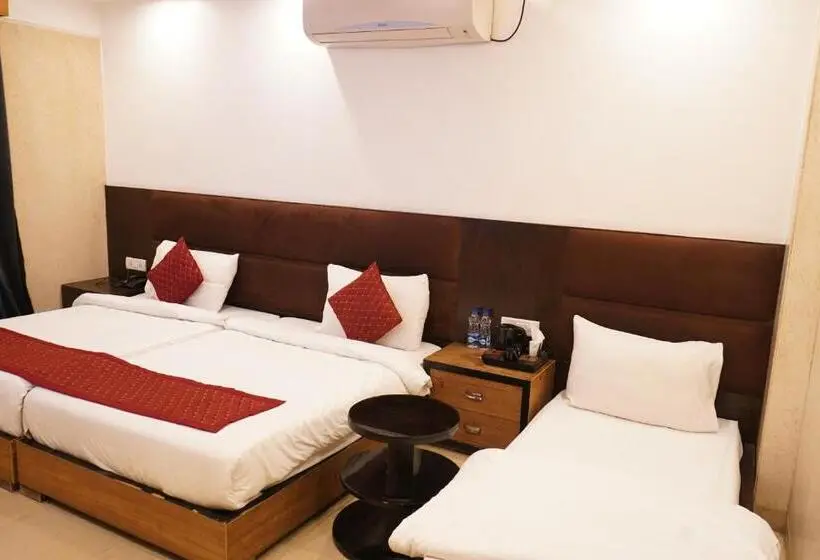 コンフォートトリプルルーム, O Delhi, Near Metro Station Karol Bagh
