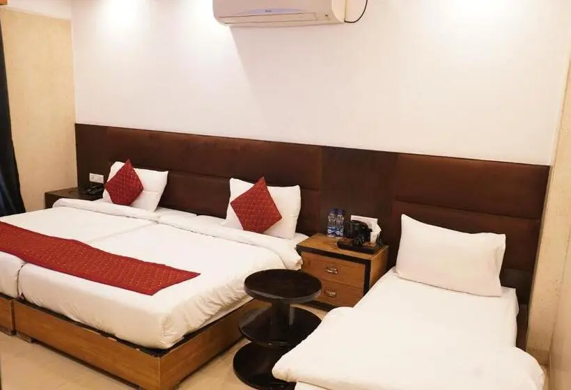 コンフォートトリプルルーム, O Delhi, Near Metro Station Karol Bagh
