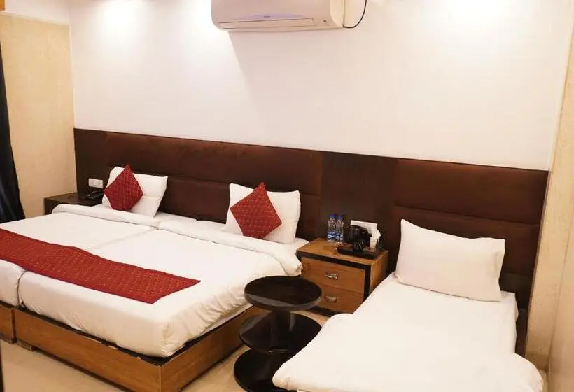 コンフォートトリプルルーム, O Delhi, Near Metro Station Karol Bagh