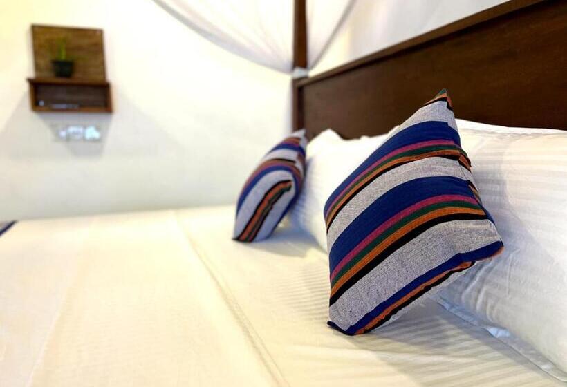 プールビュースタンダードルーム, Mango Tree House Mirissa