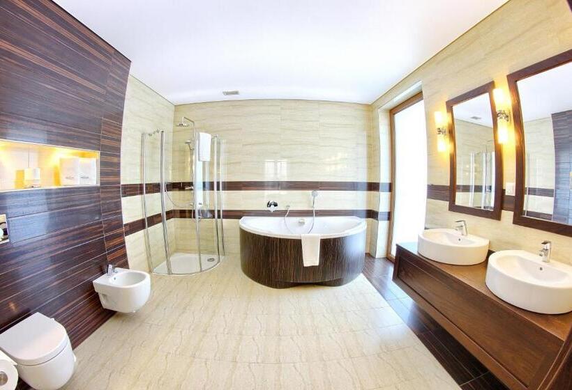 디럭스 스위트, Arkas