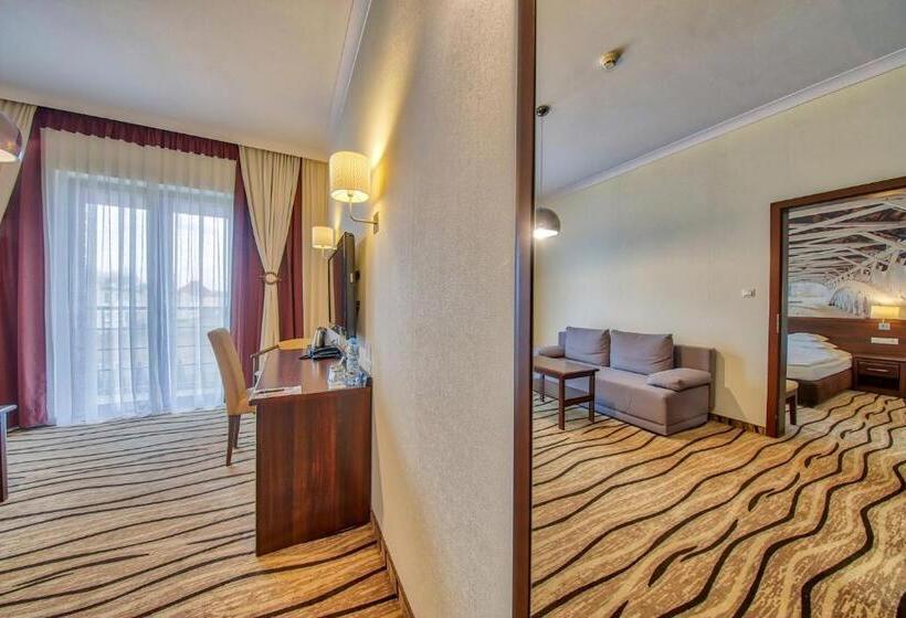 디럭스 스위트, Arkas