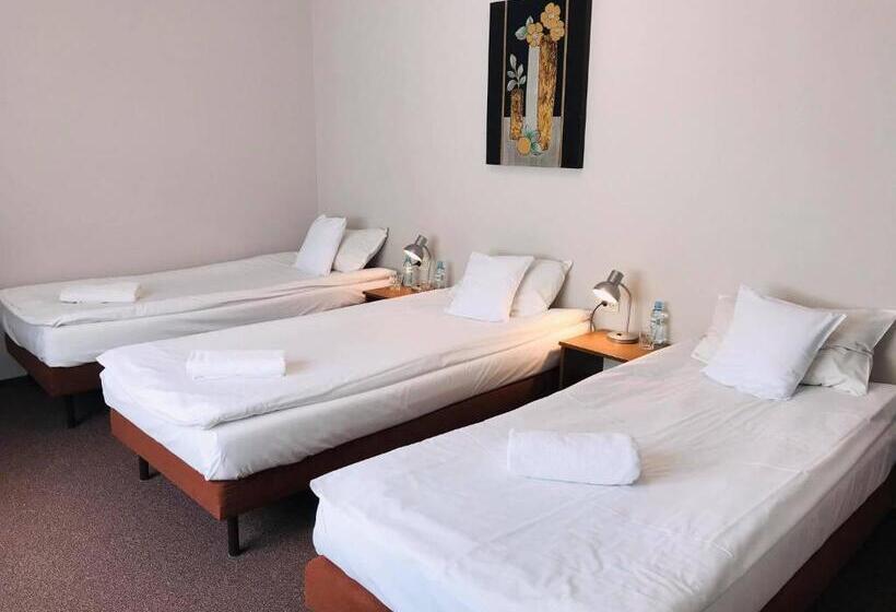 חדר סטנדרט לארבעה, Astral