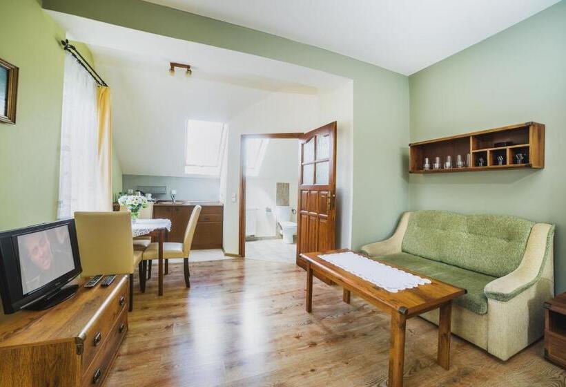 ファミリーステューディオ, Biała Akacja Resort & Business