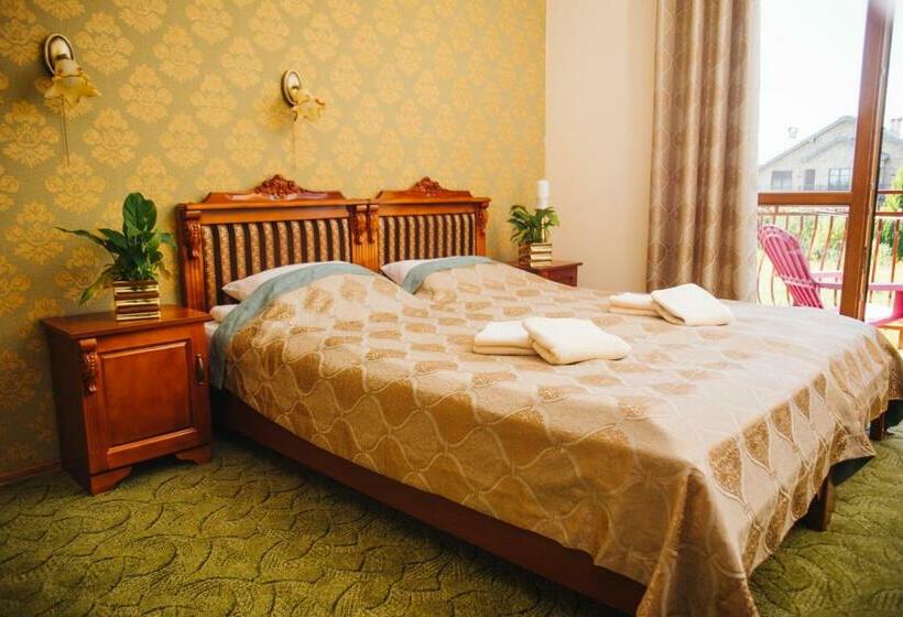 غرفة قياسية مزوَّدة بشُرفة, Dworek Bursztynowy