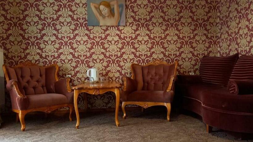 جناح, Dworek Bursztynowy