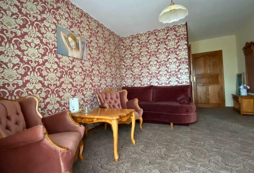 جناح, Dworek Bursztynowy