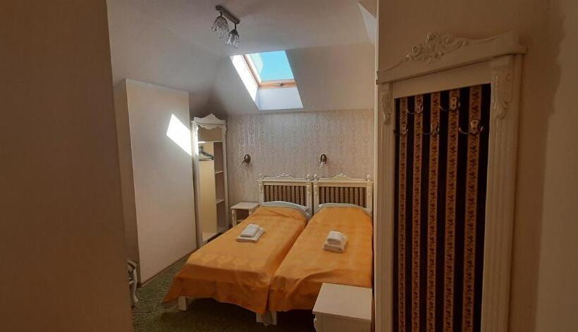 غرفة إقتصادية ثلاثية, Dworek Bursztynowy