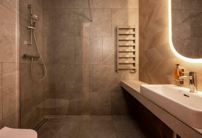 スタンダードルーム, Dwor W Tomaszowicach