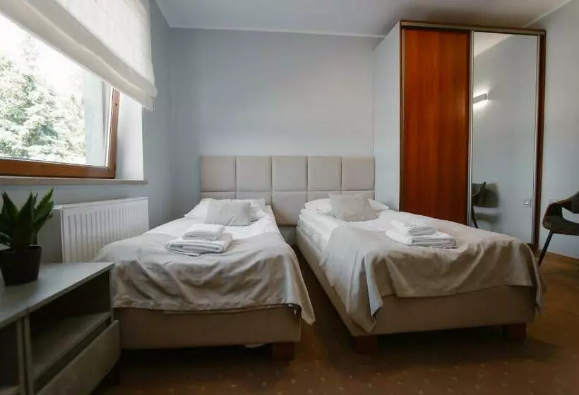 Deluxe Kolmen Hengen Huone, Kosmowski