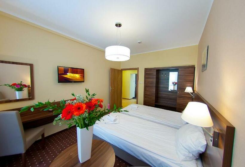 带阳台的三人标准间, Podium