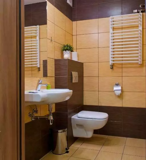Pokój Trzyosobowy Standard z Balkonem, Podium