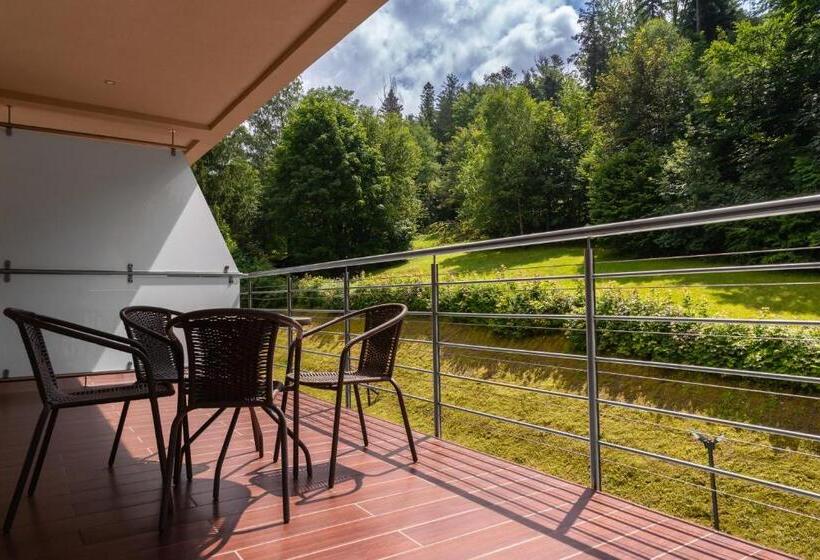 带阳台的三人标准间, Podium