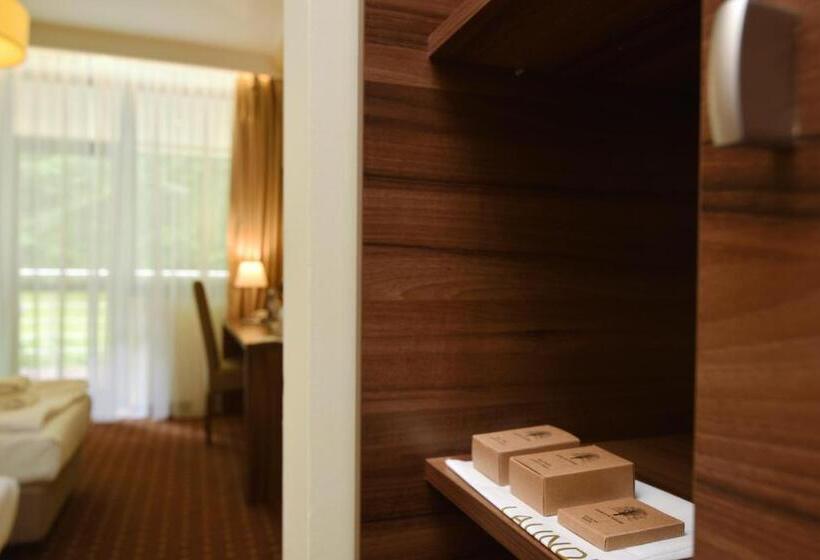 带阳台的三人标准间, Podium