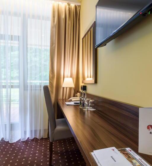 带阳台的三人标准间, Podium