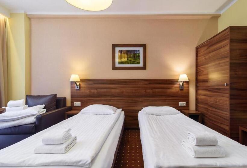 带阳台的三人标准间, Podium