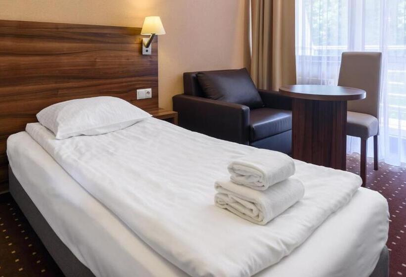 带阳台的三人标准间, Podium