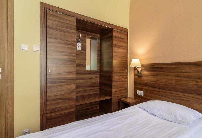 标准工作室带阳台, Podium