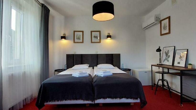 スタンダードトリプルルーム, Sandomiria